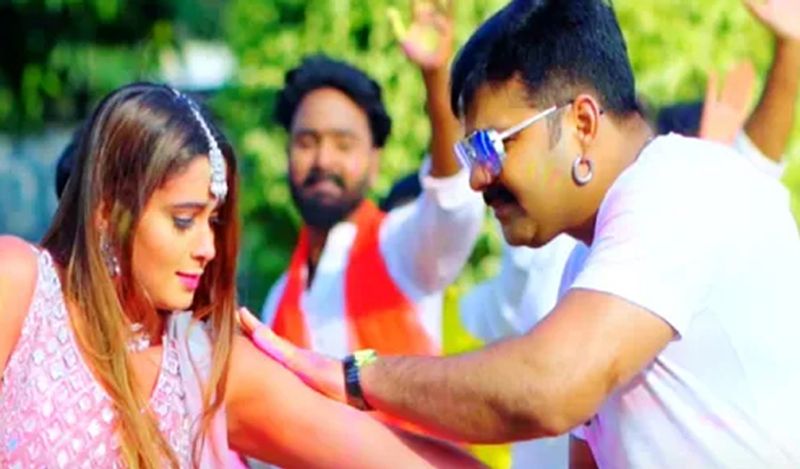 पवन सिंह ने अपने करियर की शुरुआत 11 साल की उम्र में ही कर दी थी। उन्हें बचपन से ही गायिकी का शौक था। उनका पहला एलबम 'ओढ़निया वाली' था।
