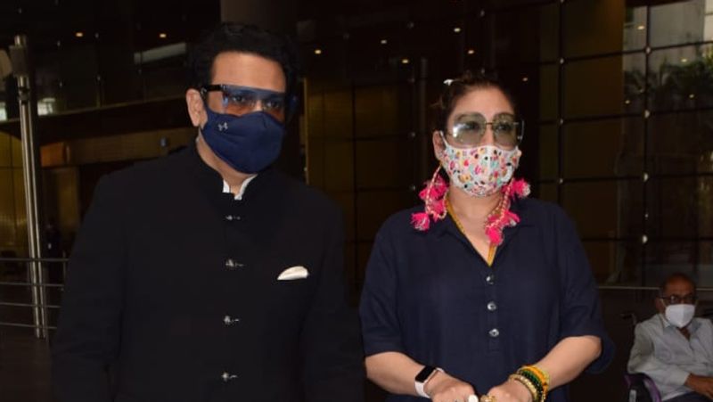 पत्नी सुनीता के साथ गोविंदा एयरपोर्ट पर नजर आए। इस दौरान कपल ने सेफ्टी को ध्यान में रखते हुए मास्क पहन रखा था।