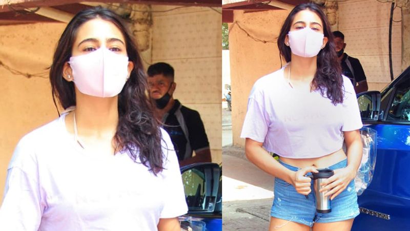 सारा अली खान जिम के बाहर नजर आई। इस दौरान सारा ने रूककर फोटोग्राफर्स को खूब पोज दिए। शॉर्ट्स-टी-शर्ट में सारा ग्लैमरस लग रही थी।
