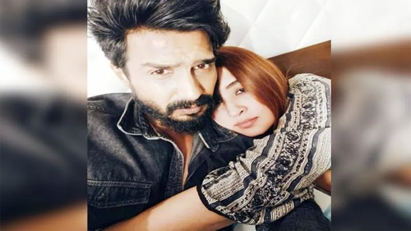 
இருப்பினும் பார்ட்டிகளில் நெருக்கமாக இருப்பதும், ஒன்றாக ஊர் சுற்றுவதும் போன்ற புகைப்படங்கள் சோசியல் மீடியாவில் வைரலாகி வந்தன.இந்த ஆண்டு காதலர் தினத்தை ஒன்றாக கொண்டாடிய இருவரும் மிகவும் நெருக்கமாக இருக்கும் போட்டோக்கள் வெளியாகி வைரலானது.