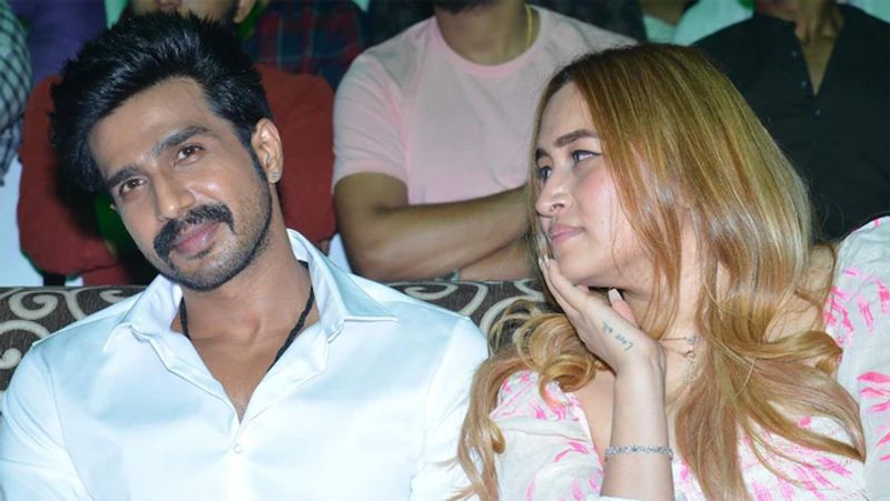 ఇదిలా ఉండగా విష్ణు, జ్వాల ఇద్దరికీ ఇది రెండో వివాహం. 2010లో రజనీ నటరాజన్ను పెళ్లి చేసుకున్న విష్ణు విశాల్ 2018లో ఆమెతో విడాకులు తీసుకున్నారు.