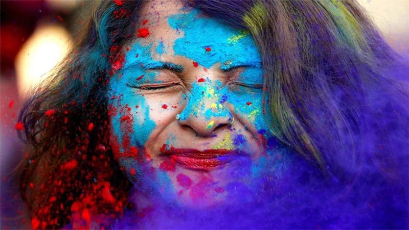 <p>মনে করা হয় ফাল্গুনী পূর্ণিমা বা দোল পূর্ণিমার দিন শ্রীকৃষ্ণ ও রাধার মিলনের দিন। এই দিনের ভগবান শ্রীকৃষ্ণ রাধা ও গোপীদের সঙ্গে অভিসারে মত্ত হয়েছিলেন। তাই এই দিনে রাধাগোবিন্দের পুজো করলে সকল মনঃষ্কামনা পূরণ হয়। </p>
