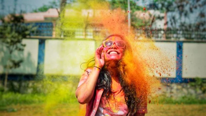 होली पर भले ही मौसम खुशनुमा हो, धूप ना हो, फिर भी आप रंग खेलने से पहले अच्छे से सनस्क्रीन जरूर लगाएं। इंडियन स्किन के लिए SPF30 से लेकर SPF70 तक बेहतरीन काम करती है।