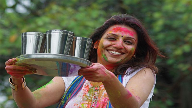 याद रहें कि स्किन और हेयर केयर के अलावा सबसे ज्यादा जरूरी है अपनी डाइट का ध्यान रखना। आप जितना पानी पीएंगे आपकी त्वचा पर उतना निखार आएगा होली के बाद यह और भी जरूरी है क्योंकि यह आपकी स्किन को हाइड्रेट करेगा।