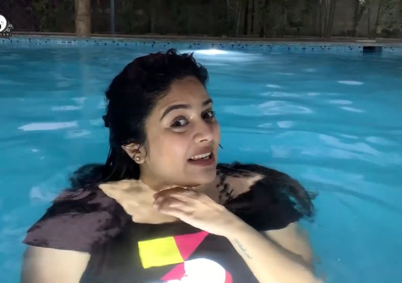 ఈ మధ్య ఫ్రెండ్స్ విష్ణు ప్రియా, అరియనాలతో కలిసి గోవా ట్రిప్ కి వెళ్లారు ఆమె. అక్కడ సముద్ర తీరాలలో స్నానాలు చేస్తున్న ఫోటోలు పంచుకొని, ఫ్యాన్స్ గుండెల్లో సెగలు రేపారు.