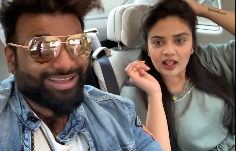 తాజాగా సిటీకి దగ్గర్లో వీకెండ్ ప్లాన్ చేసింది శ్రీముఖి. ఆమె కొంపల్లి లో గల ఓ ఫార్మ్ హౌస్ రిసార్ట్ కి వెళ్లారు. సొంత ఊరి నుండి వాళ్ళ అమ్మ రావడంతో శ్రీముఖి, ఈ ఈవెంట్ ప్లాన్ చేశారు.