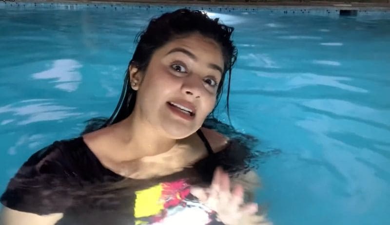 స్టార్ యాంకర్స్ లిస్ట్ లో శ్రీముఖి పేరు టాప్ ఫైవ్ లో ఉంటుంది. సుమ, రష్మీ, అనసూయల తరువాత బుల్లితెరపై ఆ రేంజ్ క్రేజ్ సంపాదించారు శ్రీముఖి. పటాస్ తో మొదలైన ఆమె ప్రస్థానం కొనసాగుతుంది.