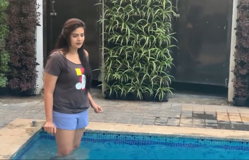 శ్రీముఖి తన బ్రదర్, మదర్ మరియు ఫ్రెండ్స్ తో ఫార్మ్ హౌస్ కి వెళ్లడం జరిగింది. అక్కడ స్విమ్మింగ్ ఫూల్ లో జలకాలాడం, గేమ్స్ తో పాటు నైట్ డిన్నర్ ఎంజాయ్ చేశారు.
