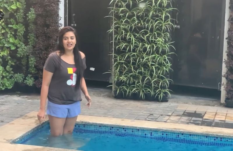 శ్రీముఖి తన వీకెండ్ ట్రిప్ కి సంబంధించిన వీడియో తన అధికారిక యూట్యూబ్ ఛానల్ లో పంచుకోగా వైరల్ అవుతుంది.