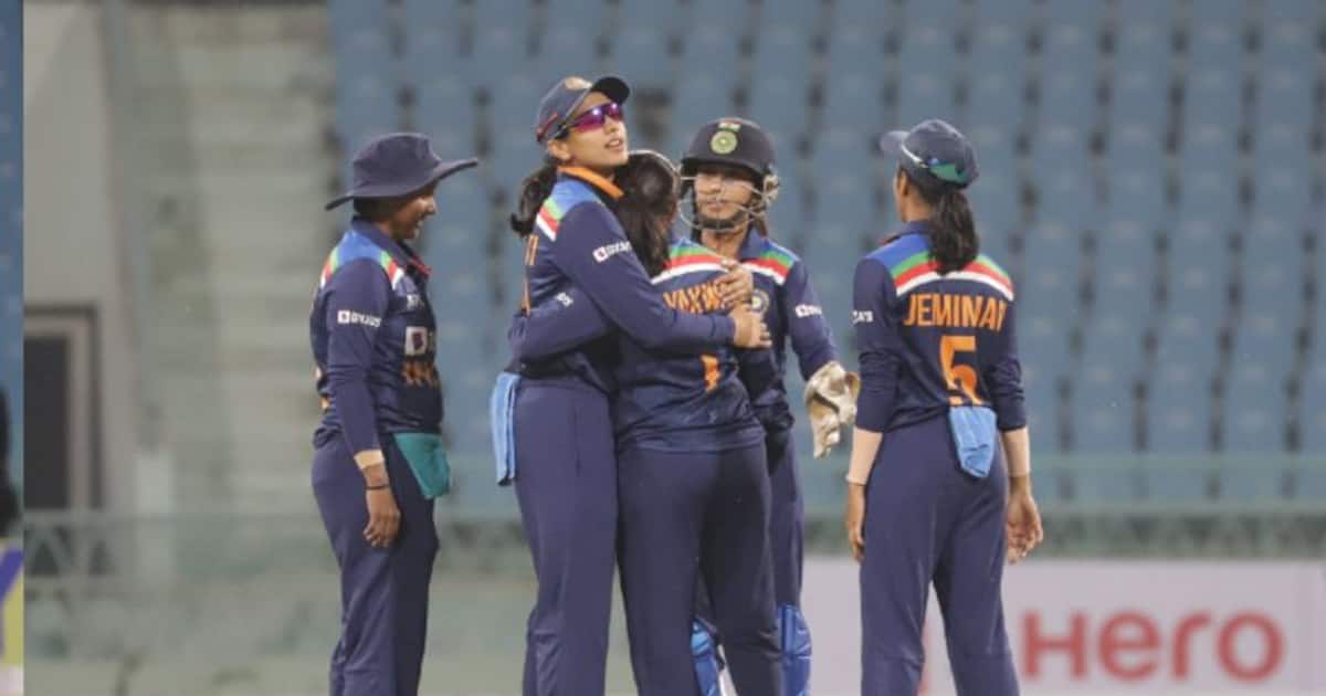England lose two wickets in third ODI against Indian women