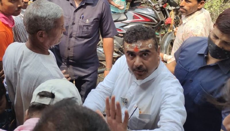 <p style="text-align: justify;"><strong>জেতার সম্ভাবনা খুবই কম</strong></p>
<p style="text-align: justify;">নির্বাচনী বিশেষজ্ঞরা বলছেন নিজেদের ধর্মনিরপেক্ষ বলে প্রমাণ করতে এবং এলাকাগুলির সম্প্রদায়গত গঠনের বাধ্যবাধকতার কারণেই বিজেপি এই ৯ মুসলমান প্রার্থীকে ভোট ময়দানে নামিয়েছে। মুসলিম অধ্যূষিত আসনে বিজেপির হিন্দুত্বের মেরুকরণের কৌশল কার্যকর হবে না। কিন্তু, বিজেপির পক্ষ থেকে তৃণমূলের বিরুদ্ধে মুসলিম তুষ্টিকরণের রাজনীতি নিয়ে যেভাবে কড়া প্রচার চালাচ্ছে যে এই প্রার্থীদের পক্ষে জেতাটা খুবই কঠিন।</p>