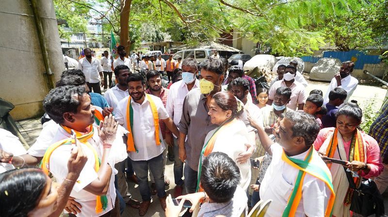 பாஜகவில் குஷ்பு இணைந்தது முதலே வர உள்ள சட்டமன்ற தேர்தலில் போட்டியிட உள்ளதாக தகவல்கள் வெளியாகின. மயிலாப்பூர், சேப்பாக்கம்-திருவல்லிக்கேணி தொகுதியில் குஷ்பு போட்டியிடுவார் என தகவல்கள் வெளியாகின. பாஜக உத்தேச வேட்பாளர்கள் பட்டியலில் குஷ்பு சேப்பாக்கம்-திருவல்லிக்கேணி தொகுதியில் போட்டியிட உள்ளதாக தகவல்கள் வெளியாகின.
