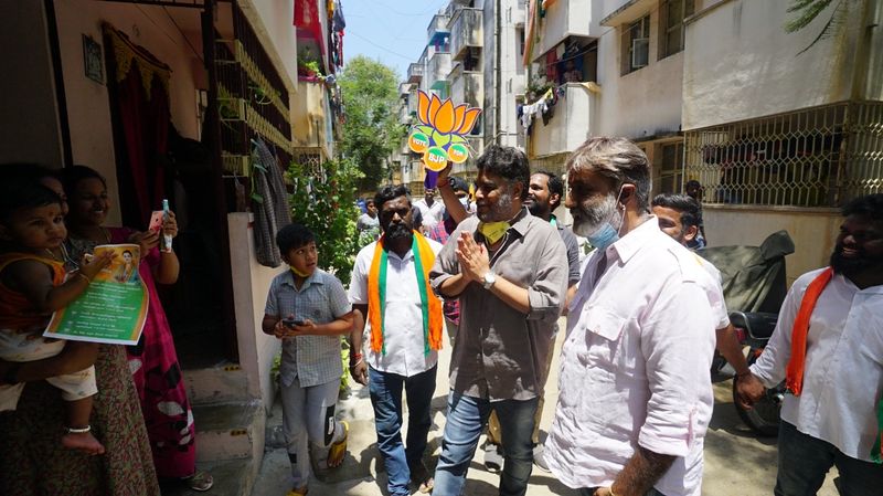 சுத்தமான குடிநீர், சுகாதார வசதிகள், குழந்தைகளின் கல்விக்கு உத்திரவாதம் ஆகியவற்றை முன்வைத்து பிரசாரம் செய்து வரும் குஷ்புவிற்கு ஆதரவாக இன்று அவருடைய கணவரும், பிரபல நடிகர், இயக்குநருமான சுந்தர் சி வாக்கு சேகரித்தார்.