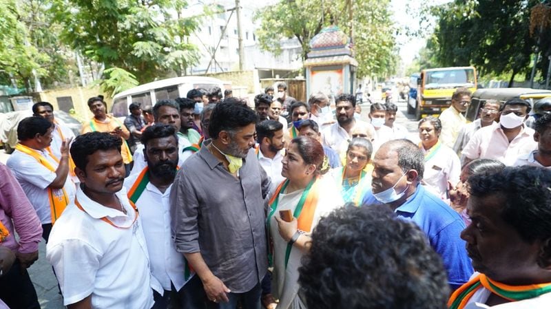 இதையடுத்து குஷ்புவும் அதிமுக - பாஜக தொகுதி பங்கீடு இறுதியாகும் முன்பே சேப்பாக்கம் -திருவல்லிக்கேணி தொகுதியில் பிரச்சாரத்தில் ஈடுபட்டார். ஆனால் பாஜக கூட்டணிக்கு அதிமுக அந்த தொகுதியை ஒதுக்காததை அடுத்து பலரும் குஷ்புவை பகடி செய்து வந்தனர். 