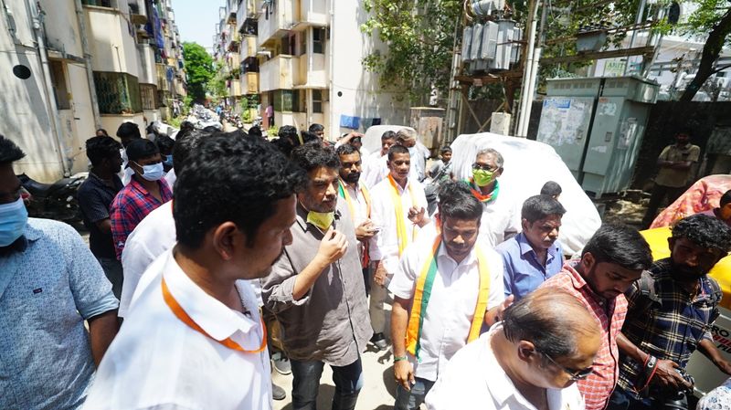 கணவன், மனைவி இருவரும் ஒன்றாக இணைந்து வாக்கு சேகரிப்பதை பார்த்த அப்பகுதி மக்கள் குஷ்பு - சுந்தர் சி தம்பதிக்கு உற்சாக வரவேற்பு அளித்தனர். 