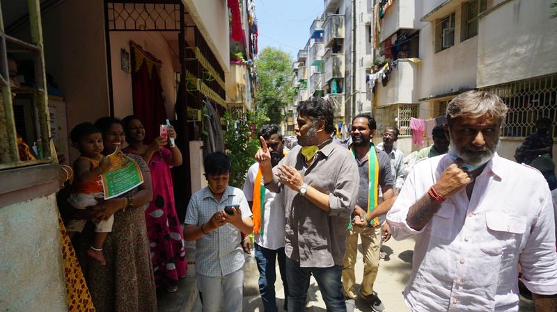 கணவன், மனைவி இருவரும் ஒன்றாக இணைந்து வாக்கு சேகரிப்பதை பார்த்த அப்பகுதி மக்கள் குஷ்பு - சுந்தர் சி தம்பதிக்கு உற்சாக வரவேற்பு அளித்தனர். 