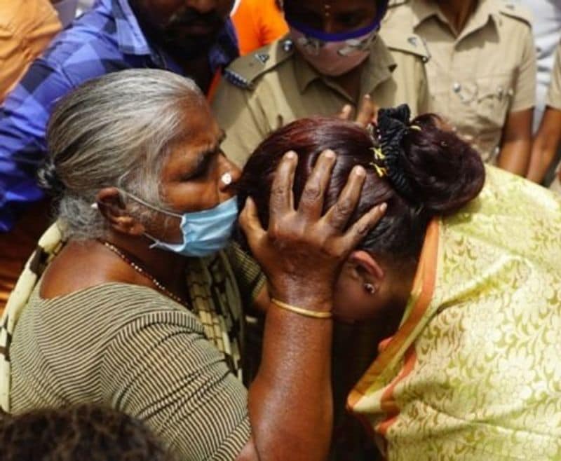 பாஜகவில் இணைந்த நடிகை குஷ்பு ஆரம்பத்திலேயே களத்தில் இறங்கி கலக்க ஆரம்பித்தார். தொண்டர்களோடு இணைந்து போராட்டத்தில் ஈடுபடுவது முதல் கட்சி கூட்டங்களில் பங்கேற்பது வரை கட்சியின் செயல்பாடுகள் அனைத்திலும் ஈடுபட்டுடன் பங்கேற்ற குஷ்புவிற்கு அசத்தலான வாய்ப்பு கிடைத்தது.