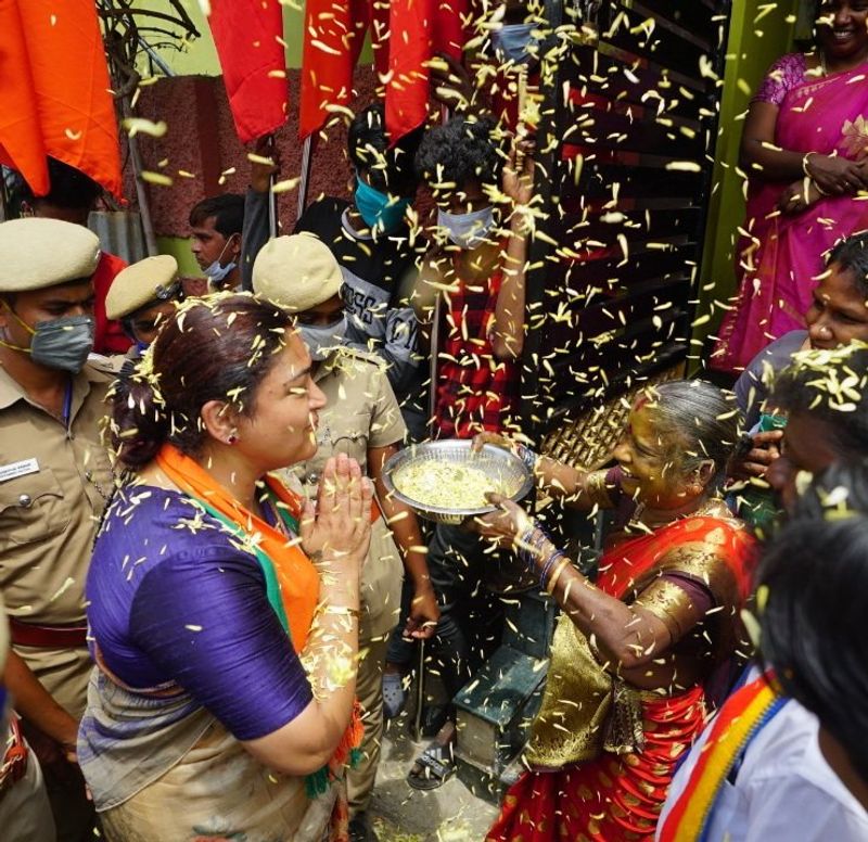 திமுகவை அடுத்து காங்கிரஸ் கட்சியில் இணைந்த குஷ்பு தன்னுடைய உழைப்பிற்கான முறையான அங்கீகாரம் கிடைக்காததால் அக்கட்சியில் இருந்து விலகி பாஜகவில் இணைந்தார். 