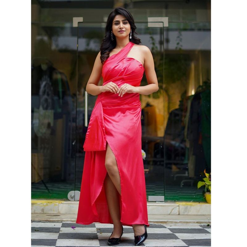లేటెస్ట్ గా మొదలైన కామెడీ షోలో సోలో యాంకర్ గా దున్నేస్తున్న వర్షిణి, గ్లామర్ విషయంలో అసలు తగ్గడం లేదు. స్వతహాగా సంక్రమించిన విలువైన అందాలు వడ్డించేస్తూ.. మనసులు దోచేస్తుంది.