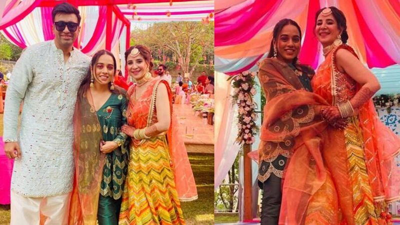मेहंदी सेरेमनी में प्रशांत और मुस्कान ने दोस्तों और रिश्तेदारों के साथ खूब मस्ती की। इस दौरान मुस्कान गाजरी रंग के लहंगे में बेहद खूबसूरत नजर आई।
