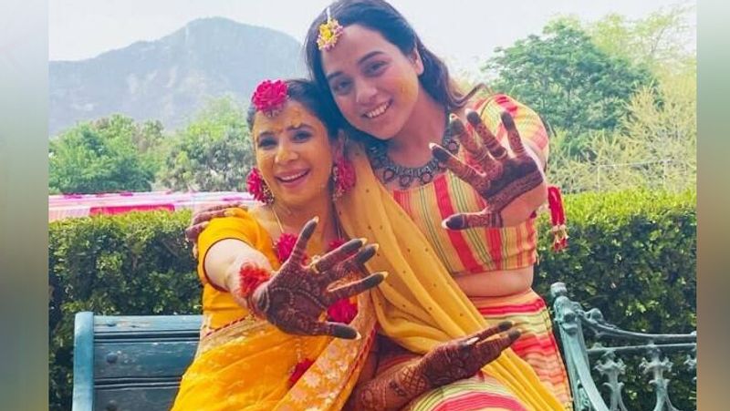 मेहंदी सेरेमनी में मुस्कान ने पीले की ड्रेस पहनी थी। ड्रेस के साथ ही उन्होंने फूलों से बने गहने भी पहने थे।