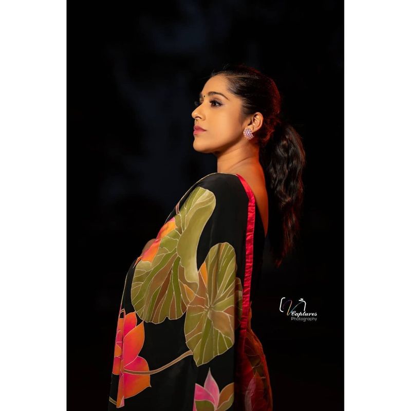 పెళ్లీడు దాటి చాన్నాళ్లు అవుతున్నా, రష్మీ మాత్రం ఇంకా పదారేళ్ళు దాటని చందమామలా కనిపిస్తుంది. మరి ఆమె అందం రహస్యం ఏమిటో మనం కూడా తెలుసుకుంటే బెటర్.