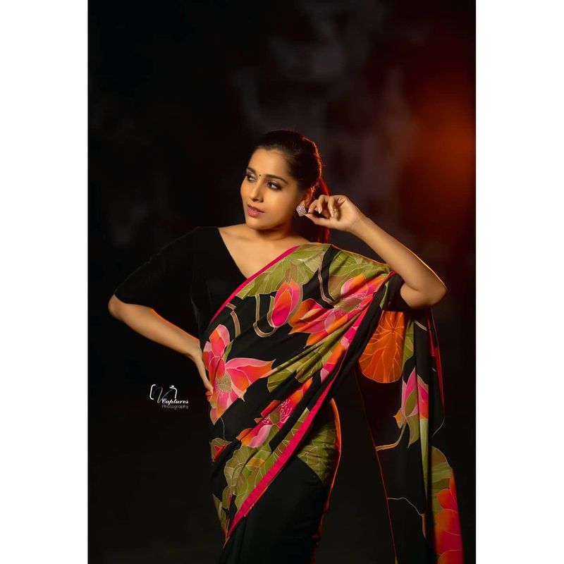 నాజూకైన నడుముకు నల్ల చీర చుట్టి.. చక్కనైన ఒంపులు, చిలిపిగా చూపిస్తూ కవ్వించింది రష్మీ. ఉన్న అందాన్ని చీర, జాకెట్ మరింత పెంచేయగా, ఆమె ఫోజులు రెట్టింపు చేశాయి.