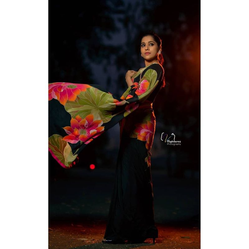 బుల్లితెరపై ఆమె క్రేజ్ రీత్యా ఆమెకు వరుస ఆఫర్స్ వస్తున్నాయి. వెండితెరపై రష్మీ జోరు తగ్గినా, అడపాదడపా ఆఫర్స్ అయితే వస్తూ వున్నాయి.