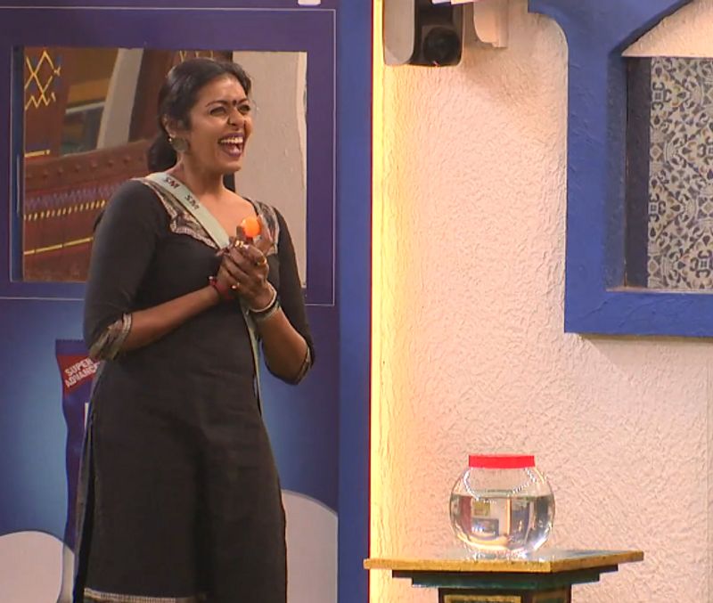 ഗാര്ഡൻ ഏരിയയില് ഒരു സ്റ്റാന്റും അതില് ഒരു ബൗളും വച്ചിട്ടുണ്ടാകും. അതില് പിങ്ക് പന്ത് ഇടുകയെന്നതായിരുന്നു ടാസ്ക്. ഒരു വൃത്തത്തിന് ചുറ്റും എല്ലാവരും നിന്നായിരുന്നു പന്ത് ഇടേണ്ടത്. ഓരോ തവണയും പന്ത് ഇടുന്നവര്ക്ക് എതിര് ടീമിലുള്ള ഒരാളെ പുറത്താക്കാം, ഏറ്റവും ഒടുവില് പുറത്താകാതെ നിന്ന ടീം ജയിക്കുമെന്നായിരുന്നു അറിയിച്ചിരുന്നത്.