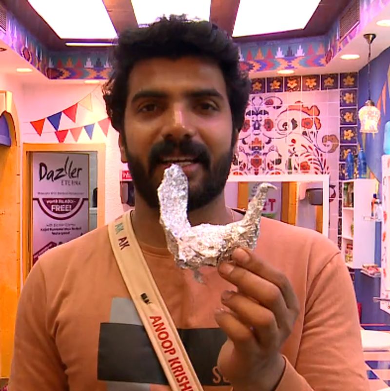 ഇക്കാര്യം അനൂപ് കൃഷ്ണൻ ബിഗ് ബോസ് ക്യാമറയെ നോക്കിപ്പറയുകയും ചെയ്തു. ഭക്ഷണം കൊണ്ടു വന്ന പേപ്പര് കൊണ്ടുണ്ടാക്കിയ പീകോക്ക് ആര്ട് വര്ക്കാണ് ഇത്. ടാസ്കില് ജയിച്ച ആള്ക്ക് ഒരു സ്നേഹ സമ്മാനം കൊടുത്തതാണ്. എന്നാല് തനിക്ക് ഒരു അവഹേളനം ഉണ്ടായി. കല്യാണം കഴിക്കാൻ പോകുന്ന കുട്ടിക്ക് കൊടുക്കൂവെന്ന് ഭാഗ്യലക്ഷ്മി ചേച്ചി പറഞ്ഞു. ഇത് ഞാൻ ബിഗ് ബോസിന് തന്നോട്ടെ, ഒന്ന് റെസ്പോണ്സ് ചെയ്യൂ വളരെ ഇൻസല്ട്ടിംഗ് ആയി ഫീല് ചെയ്തുവെന്ന് പറഞ്ഞ അനൂപ് കൃഷ്ണന്റെ മുഖത്ത് ആ സങ്കടവും കാണാമായിരുന്നു.