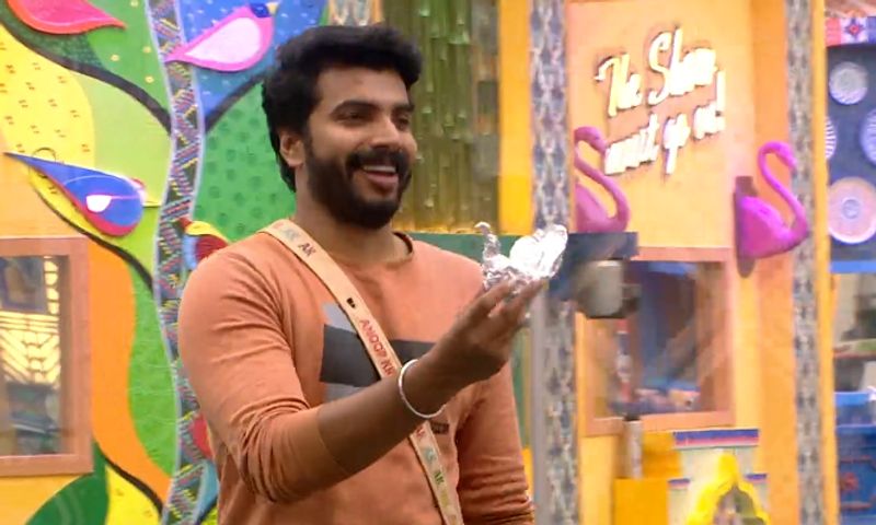 മത്സരത്തില് വിജയിച്ച സന്ധ്യാ മനോജിന് ഒരു സമ്മാനവുമായി അനൂപ് കൃഷ്ണൻ വന്നു.