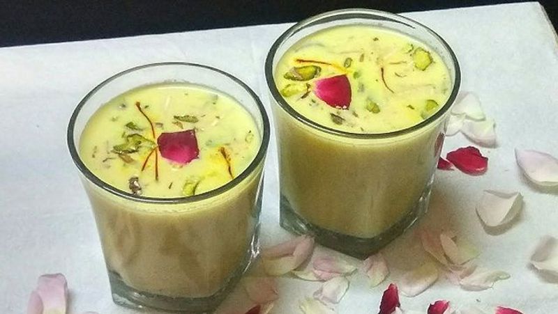 తాండాయ్ : హోలీ రోజు తీసుకునే అత్యంత ముఖ్యమైన పానీయం. సోంపు వాసనతో గుమాయించే ఈ పానీయం శరీరానికి సహజసిద్ధమైన చల్లదనాన్ని ఇస్తుంది. ఈ సంప్రదాయ పానీయంతో హోలీ రోజు మీ అతిధులకు స్వాగతం పలకడానికి చాలా బాగుంటుంది.