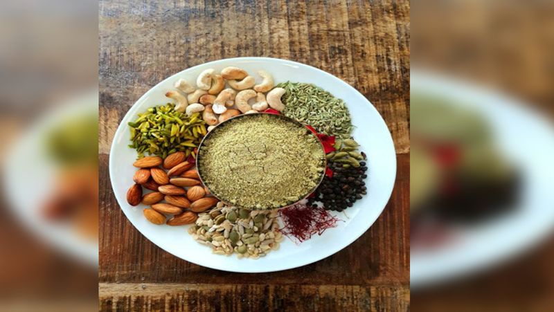 इसके बाद मिक्सर जार में बादाम, पिस्ते, खरबूजे के बीज, इलाइची पाउडर, सूखी गुलाब की पत्ती और बची हुई चीनी भी साथ डालकर बारीक पीस लीजिए और इसे सौंफ और काली मिर्च के मिश्रण में डालकर अच्छे से मिक्स कर लीजिए। ठंडाई का मसाला तैयार है।