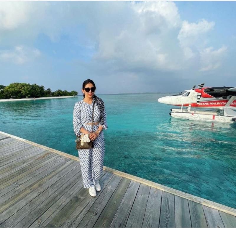 <p>চোখে সানগ্লাস, পরণে নীল-সাদা টু পার্ট, নীল জলরাশির মাঝে দাঁড়িয়ে ছবিতে পোজ দিয়েছেন ঐন্দ্রিলা।<br />
</p>
