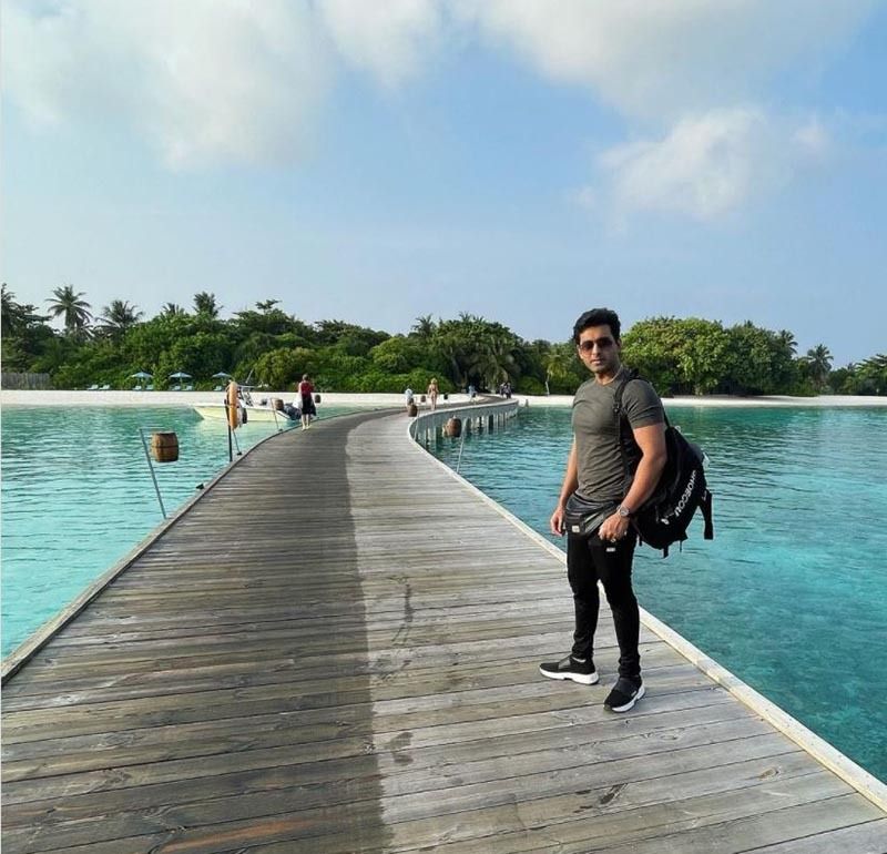<p><br />
নীল সমুদ্রের মাঝে দাঁড়িয়ে হটকে পোজ দিয়েছেন অঙ্কুশ। ঝড়ের গতিতে ভাইরাল ছবি।</p>