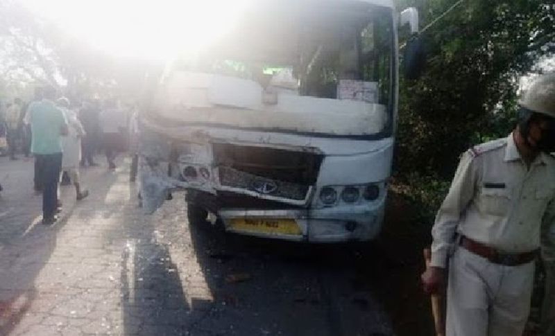 चश्मीदीदों ने बताया कि एक ऑटो में पहले से 6 महिलाएं सवार होकर आ रहीं थीं, जबकि उसमें तीन की बैठने की क्षमता थी। रास्ते में इसी दौरान ऑटो खराब हो गया। तो वह महिलाएं साथ चल रहे दूसरे ऑटो में बैठ गईं। जिसमें पहले से ही 6 सवारी बैठी हुई थी, इस तरह से हादसे वाले ऑटो में 12 सवारी हो गईं। इसी दौरान मुरैना से ग्वालियर आ रही बस से ऑटो भिड़ गया।