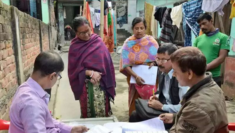 दरअसल, वोटबैंक की खातिर अल्पसंख्यकों के तुष्टिकरण के चलते सबसे अधिक गड़बड़ी हुई। अवैध प्रवासियों ने राजनीति पार्टियों के संरक्षण का लाभ उठाकर जमीन के पट्टे, राशन कार्ड, मतदाता परिचय पत्र बनवा लिए।
