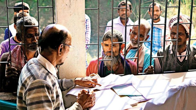 2015 सुप्रीम कोर्ट ने 2009 में दायर एक जनहित याचिका के बाद अवैध घुसपैठियों पर नजर रखना शुरू हुई थी। इसके बाद 2015 में एनआरसी पर काम शुरू हुआ।