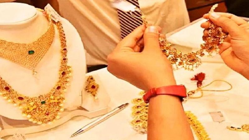 सिप्ली कंपनी का कहना है कि वह एक ऐसा प्लेटफॉर्म तैयार कर रही है, जिसके जरिए व्यापारी और कामकाजी लोग आसानी से इससे जुड़ सकें। कंपनी का कहना है कि वह छोटी बचत योजनाओं का विकल्प पेश करना चाहती है। कंपनी का कहना है कि वह एसएमएस आधारित ट्रांजैक्शन की सुविधा शुरू करने के लिए काम कर रही है, ताकि इसे फीचर फोन यूजर्स के लिए भी आसान बनाया जा सके। (फाइल फोटो)