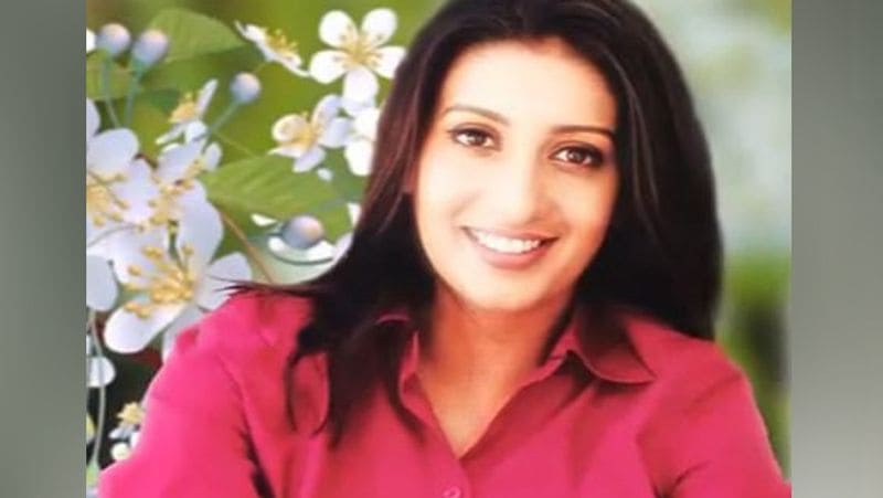 <p>1998ರಲ್ಲಿ ಮಿಸ್ ಇಂಡಿಯಾ ಸ್ಪರ್ಧೆಯಲ್ಲಿ ಭಾಗವಹಿಸಿದ್ದು, ಸ್ಮೃತಿ ಕುಟುಂಬಕ್ಕೇ ತಿಳಿದಿರಲಿಲ್ಲ. ಅವರ ಲುಕ್ ಯಾವುದೇ ಮಾಡೆಲ್ಗೆ ಮ್ಯಾಚ್ ಆಗದ ಕಾರಣ ಸ್ಪರ್ಧೆಗೆ ಶಾರ್ಟ್-ಲಿಸ್ಟ್ ಆದಾಗ ತುಂಬಾ ಆಶ್ಚರ್ಯವಾಗಿತ್ತು. ನಂತರ ಫೈನಲ್ಗಾಗಿ ಮುಂಬೈಗೆ ಬಂದರು ಎಂಬ ವಿಷಯವನ್ನು ಸ್ಮೃತಿ ಇಂಟರ್ವ್ಯೂವ್ವೊಂದರಲ್ಲಿ ಹೇಳಿಕೊಂಡಿದ್ದರು.<br />
</p>