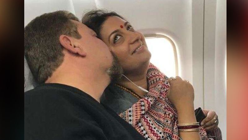 <p>ಇದರ ನಡುವೆ ಸ್ಮೃತಿ ಹಾಗೂ ಮೋನರ ಪತಿ ಜುಬಿನ್ ಇರಾನಿ ಜೊತೆ ಶುರುವಾದ ಸ್ನೇಹ ಪ್ರೀತಿಗೆ ತಿರುಗಿತು. ಸ್ಮೃತಿ ಟಿವಿ<br />
ಶೋನಲ್ಲಿ ಕೆಲಸ ಮಾಡಲು ಪ್ರಾರಂಭಿಸಿದಾಗ, ಅವರು ಪ್ರತ್ಯೇಕವಾಗಿ ವಾಸಿಸಲು ಪ್ರಾರಂಭಿಸಿದರು</p>