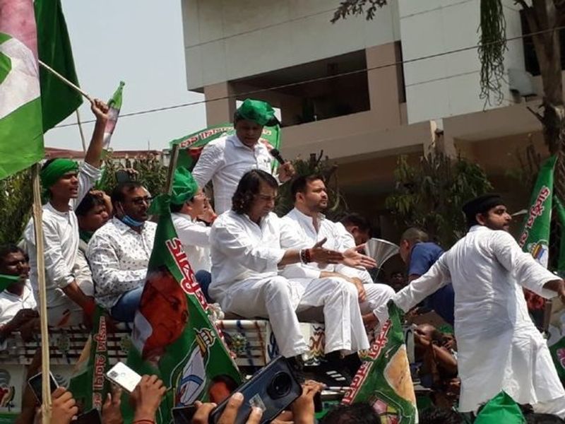 तेजस्वी यादव ने कहा चुनाव के दौरान अपने मेनिफेस्टो में सरकार ने कई वादे किए थे। 19 लाख युवाओं को रोजगार दिलाने का वादा किया था, लेकिन कई महीने बीत गए, रोजगार का कहीं अता-पता नहीं है।