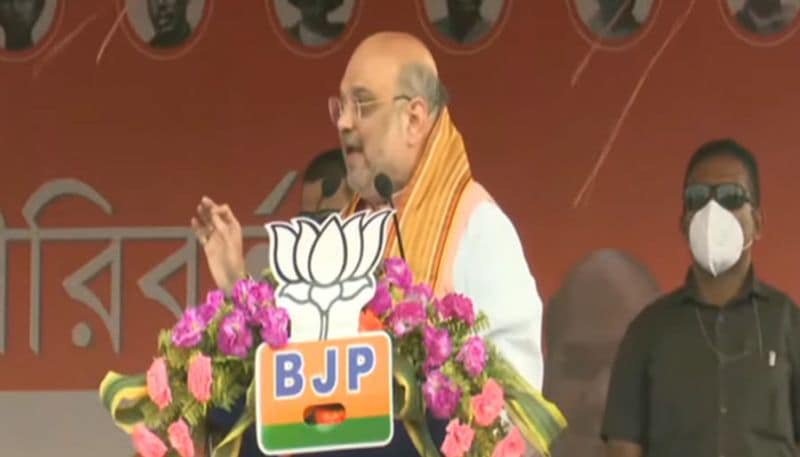 <p>Attacking the TMC government, Amit Shah said, “Mamata Banerjee and her government did not allow the aid sent by Prime Minister Modi to reach the people of Bengal during their crisis.”<br />
</p>
