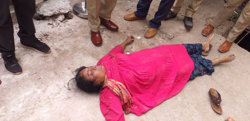 కరీంనగర్: జిల్లా కోర్టు ఎదుటగల బస్టాప్ వెనుక డ్రైనేజీలో ఓ యువతిని మృతదేహాం కలకలం రేపింది. అనుమానాస్పద రీతిలో డ్రైనేజీ కాలువలో యువతి మృతదేహాన్ని గుర్తించిన స్థానికులు పోలీసులకు సమాచారం అందించారు.
