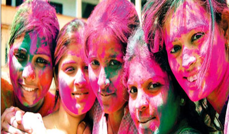 <p>চুলে কন্ডিশনার লাগাতে ভুলবেন না। হালকা গরম জলে চুল ধুলে তারাতারি রঙ পরিষ্কার হয়ে যায়। </p>