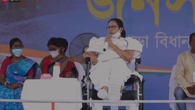 <p> রাজ্যের শাসকদলের পক্ষে তৃণমূল সুপ্রিম মমতা বন্দ্যোপাধ্য রীতিমত ঝড় তুলে প্রচার চালিয়ে যাচ্ছেন। নন্দীগ্রামে পায়ে আঘাত লাগার পর অনেকেই প্রশ্ন তুলেছিলেন আগামী দিনে কী করবেন মুখ্যমন্ত্রী। সেই সব আশঙ্কা ঝেড়ে ফেলে হুইল চেয়ারে বসেই রোডশো করেছেন তিনি। ঝাড়গ্রাম থেকে শুরু করে পুরুলিয়া- একের পর এক বিধানসভা কেন্দ্রে গুরুত্বের সঙ্গে দলীয় প্রচার চালিয়ে যাচ্ছেন। <br />
</p>