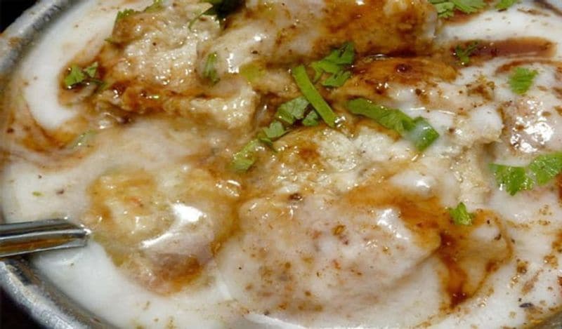 इसके ऊपर से दही डालिये। साथ ही थोड़ी मीठी चटनी भी।