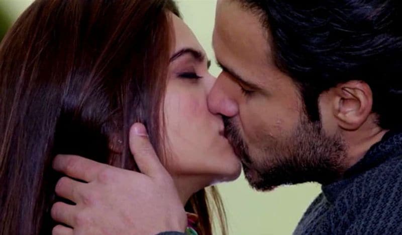 একাধিক অভিনেত্রীর সঙ্গে চুম্বে মেতেছেন এই অভিনেতা। অনেকে আবার ইমরানের বিপরীতে অভিনয় করতেও রাজি ছিলেন না।