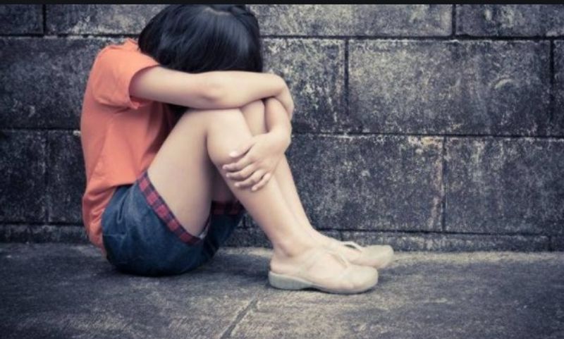 मीडिया रिपोर्ट्स के मुताबिक लोगों के हंगामे और पुलिस की दबिश के बीच यह बात सामने आई कि 8 बच्चियों को उसने पिछले 10 दिनों के अंदर ही शिकार बनाया।
(प्रतीकात्मक फोटो)