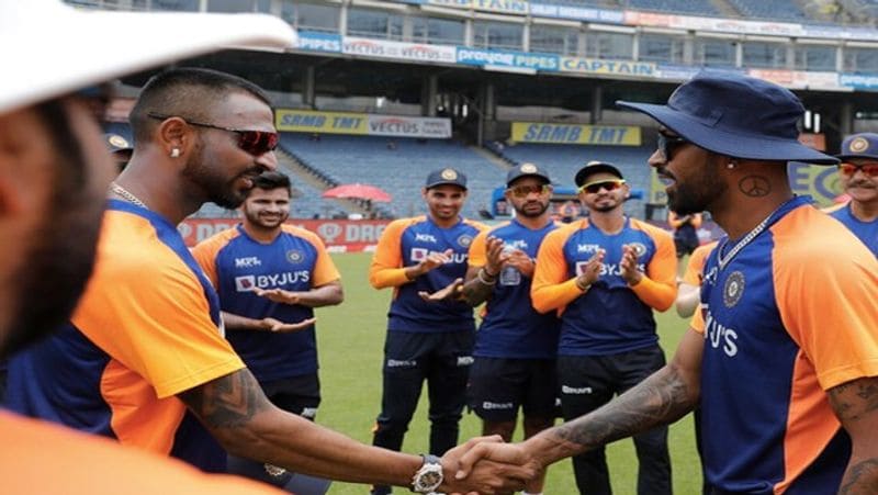 <p>কিন্তু তখনও হয়তো ক্রুণাল ভাবেননি তার জন্য অপেক্ষা করছে আরও বড় কিছু। একসময় ২০৫ রানে ৫ উইকেট পড়ে যাওয়ার পর ব্য়াট করতে নামেম ক্রুণাল। ক্রিজে ছিলেন কেএল রাহুল। <br />
</p>